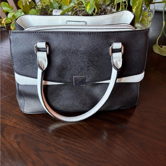 Guess Two-Tone Black and White Purse - Picture 3 of 13
